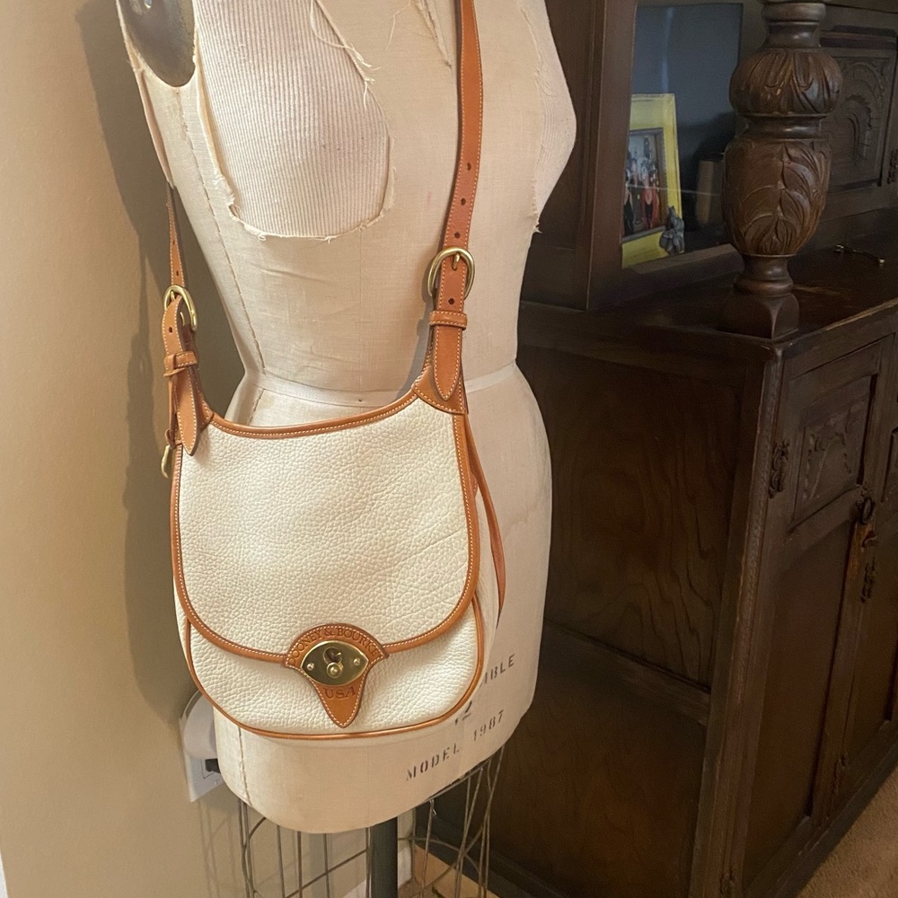 Vintage Dooney and Bourke shoulder/cross body bag in like new condition